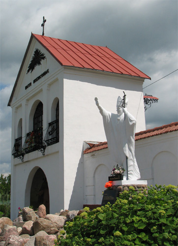 Мосар. Памятник Иоанну Павлу II